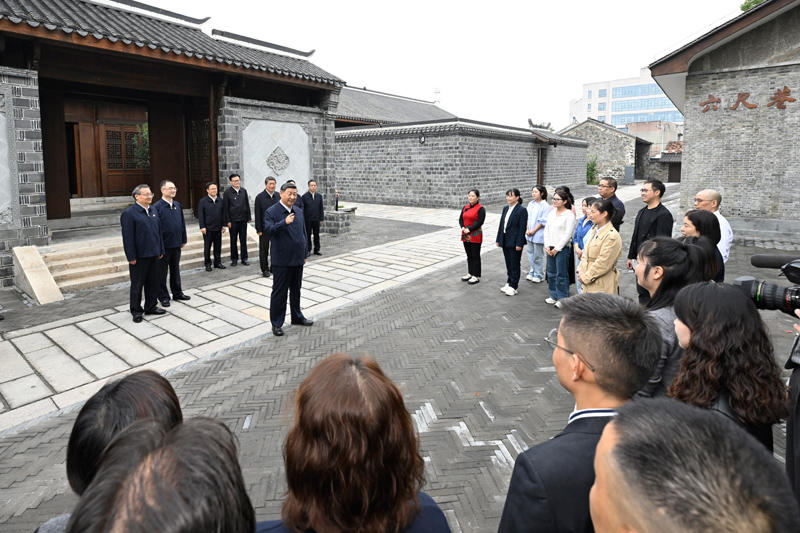10月17日至18日,中共中央總書記、國(guó)家主席、中央軍委主席習(xí)近平在安徽考察。這是17日下午,習(xí)近平在安慶桐城市六尺巷考察時(shí),同當(dāng)?shù)鼐用窈陀慰陀H切交流。