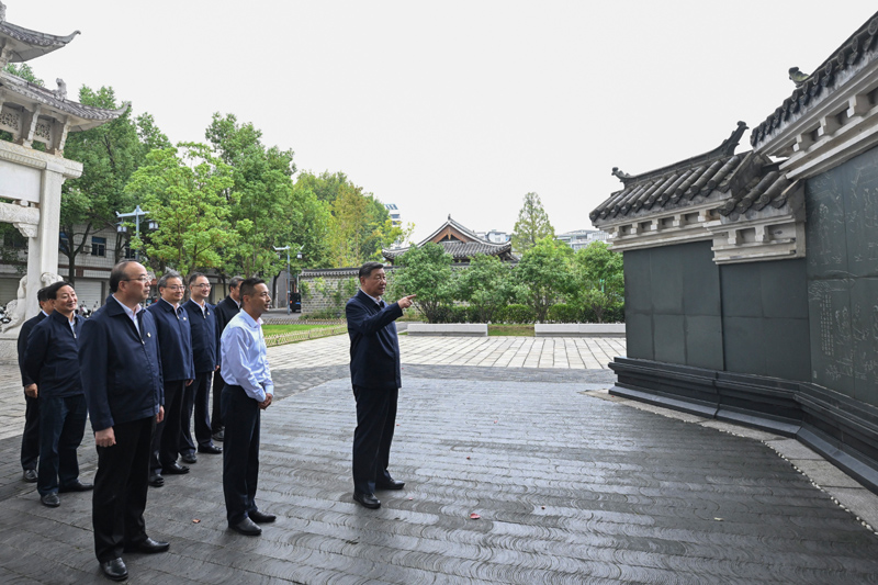 10月17日至18日,中共中央總書記、國(guó)家主席、中央軍委主席習(xí)近平在安徽考察。這是17日下午,習(xí)近平在安慶桐城市六尺巷考察。