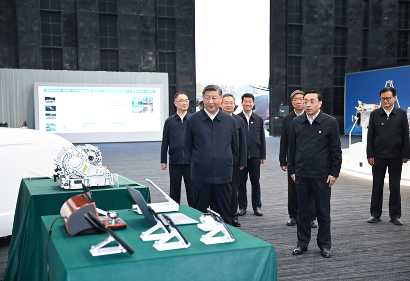 10月17日至18日,中共中央總書記、國(guó)家主席、中央軍委主席習(xí)近平在安徽考察。這是17日下午,習(xí)近平在合肥濱湖科學(xué)城察看安徽省重大科技創(chuàng)新成果集中展示。