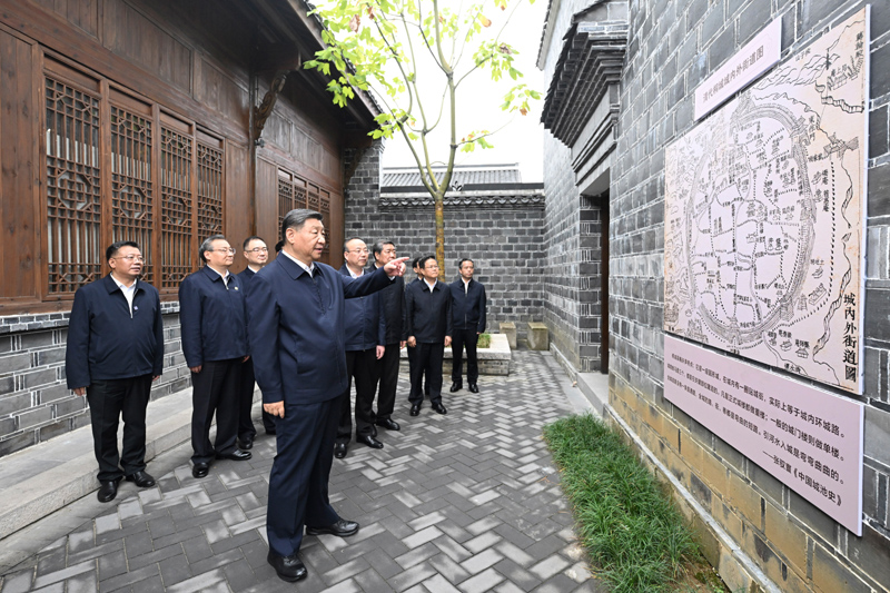 10月17日至18日,中共中央總書記、國(guó)家主席、中央軍委主席習(xí)近平在安徽考察。這是17日下午,習(xí)近平在安慶桐城市六尺巷考察。